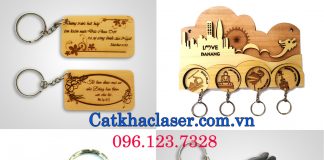 Làm móc khóa gỗ khắc tên theo yêu cầu